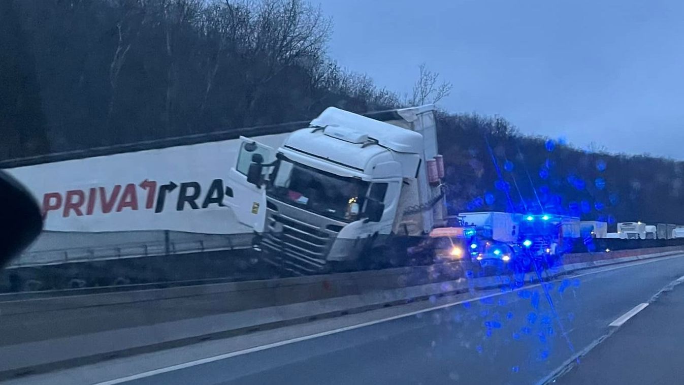 HEOL Betonelemnek ütközött egy kamion az M3 ason