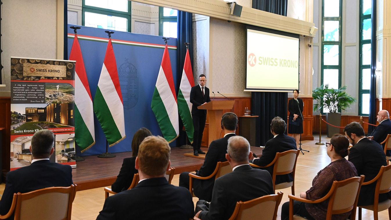 Szijjártó: 17 milliárdos kapacitásbővítést végez a Swiss Krono