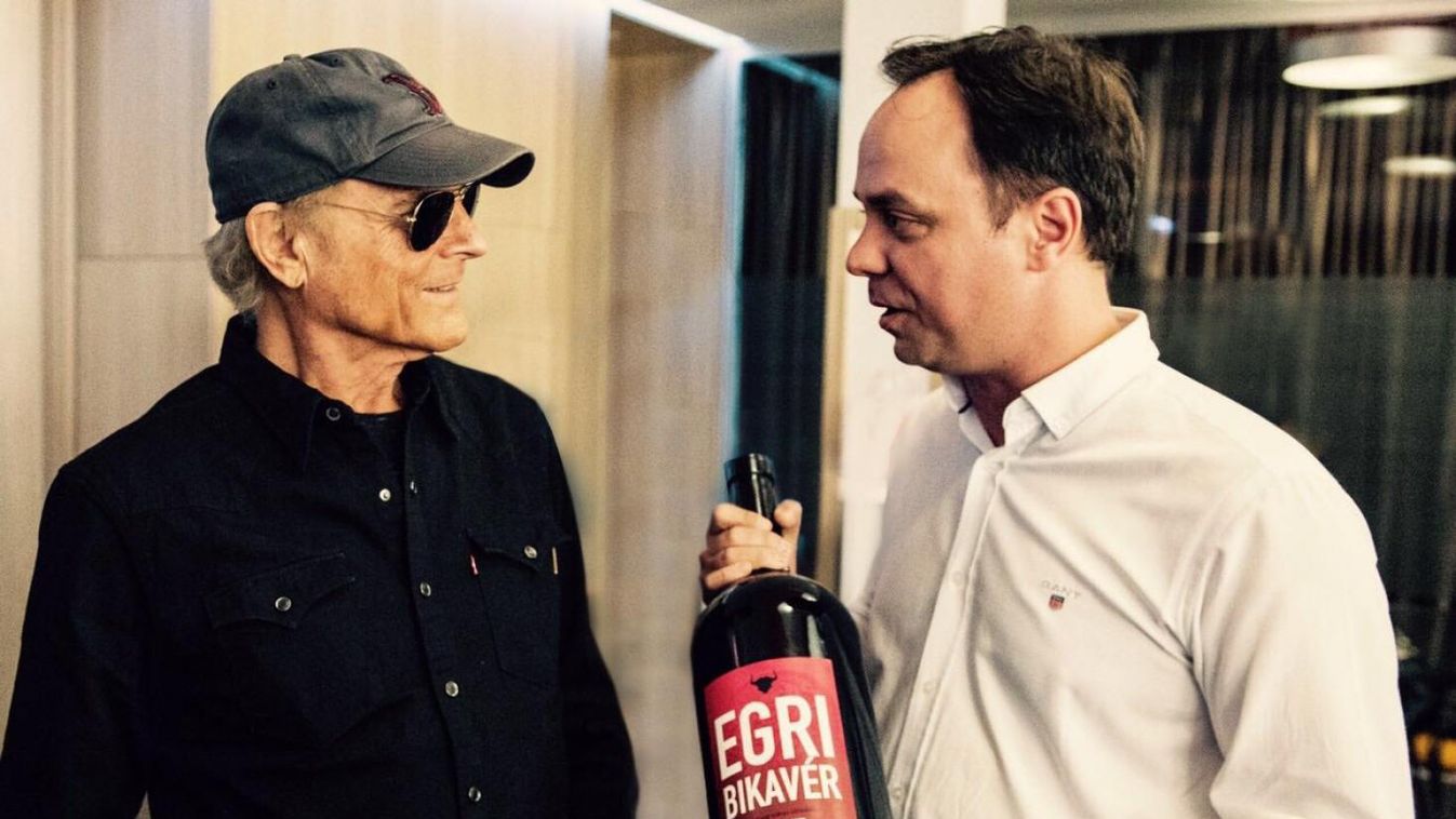 Egri Bikavért és meghívást kapott Terence Hill Egerbe