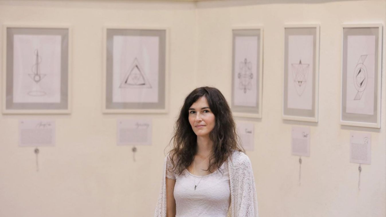 Tarot-kártya ihlette a Velencei-tavi kiállítást