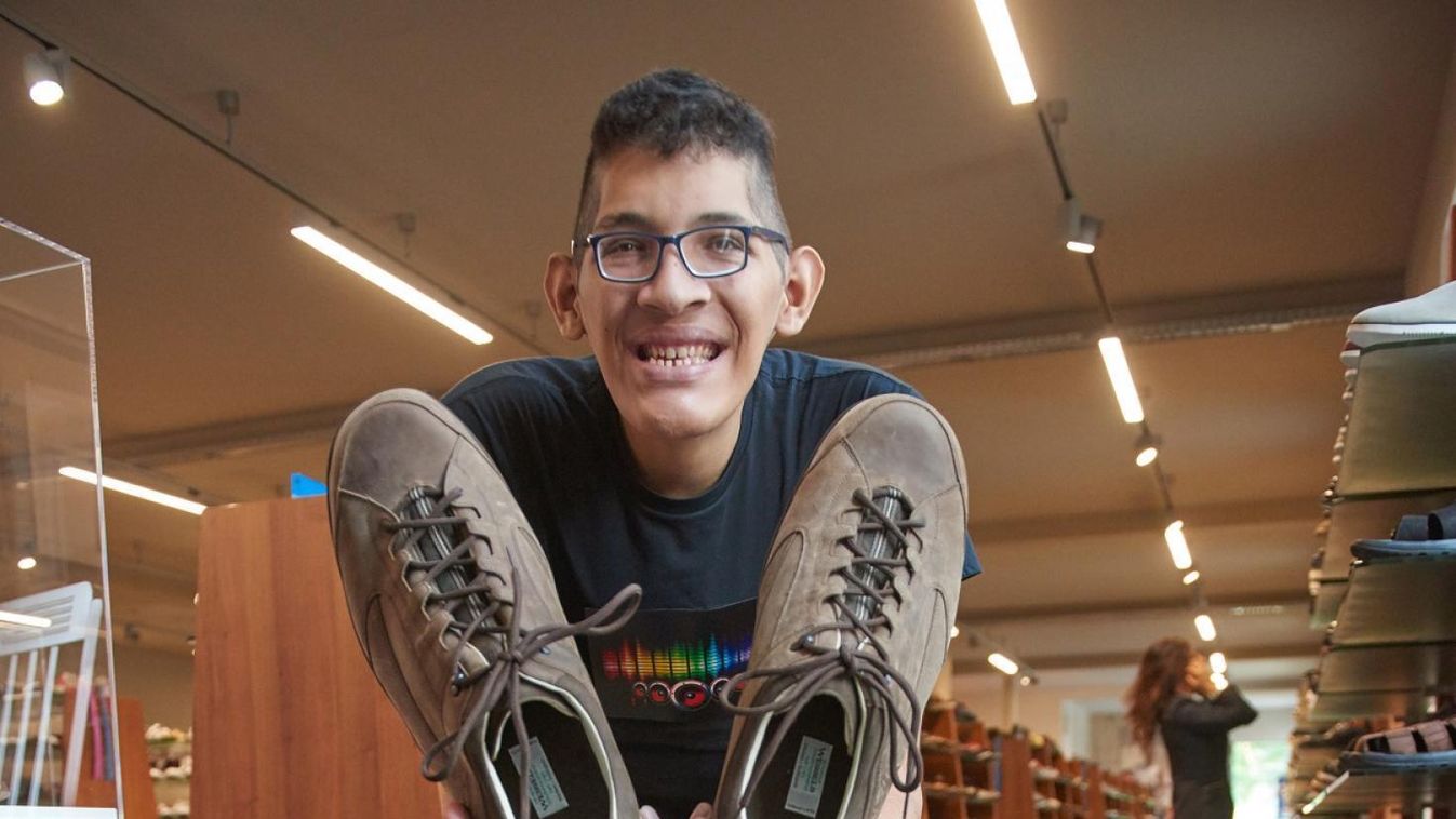 68-as cipőt kapott a világ legnagyobb lábú embere