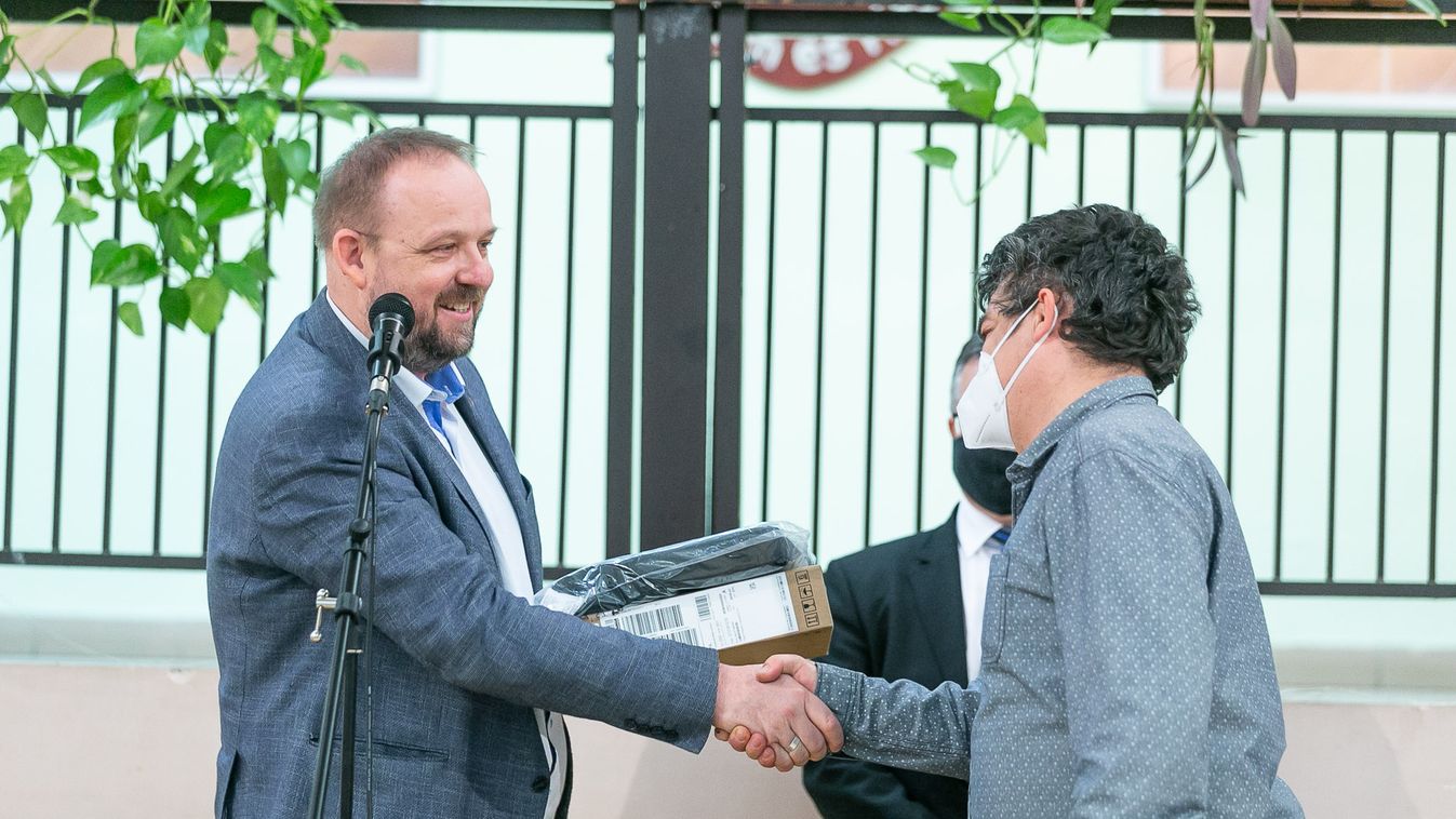 Laptopot kaptak tanulmányaik idejére a egri szilágyisok