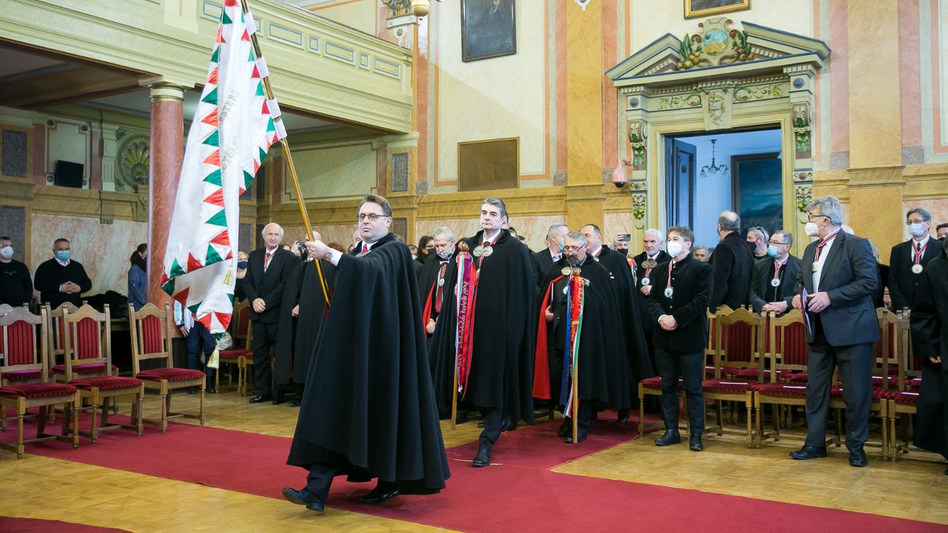 Felöltötték a százráncú köpenyt az új fertálymesterek -fotók