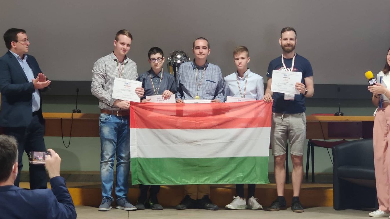 Bronzérmesek a magyar csapatok a Nemzetközi Informatikai Csapat Diákolimpián