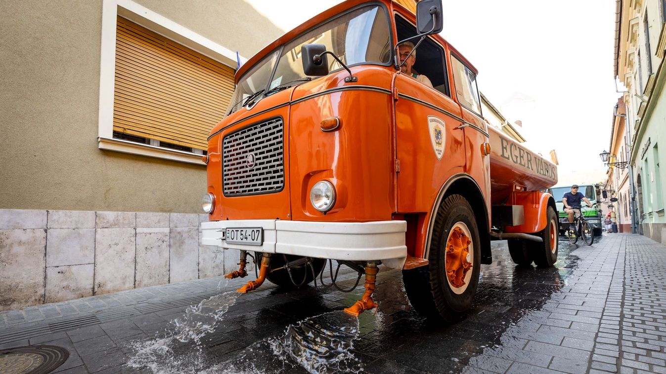 Naponta közel huszonötezer liter vízzel hűti az utakat egy-egy locsolókocsi Egerben