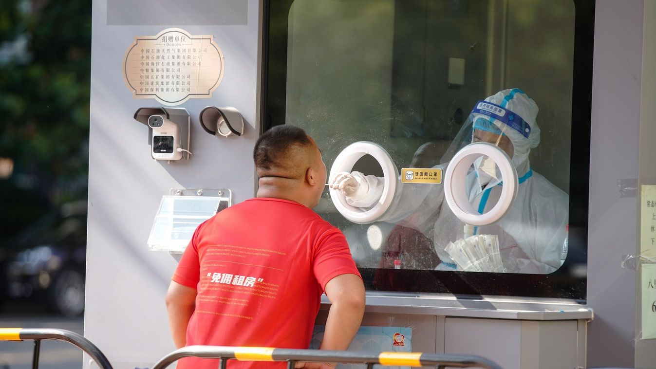 Turisták tízezrei rekedtek egy kínai szigeten a járványügyi korlátozások miatt