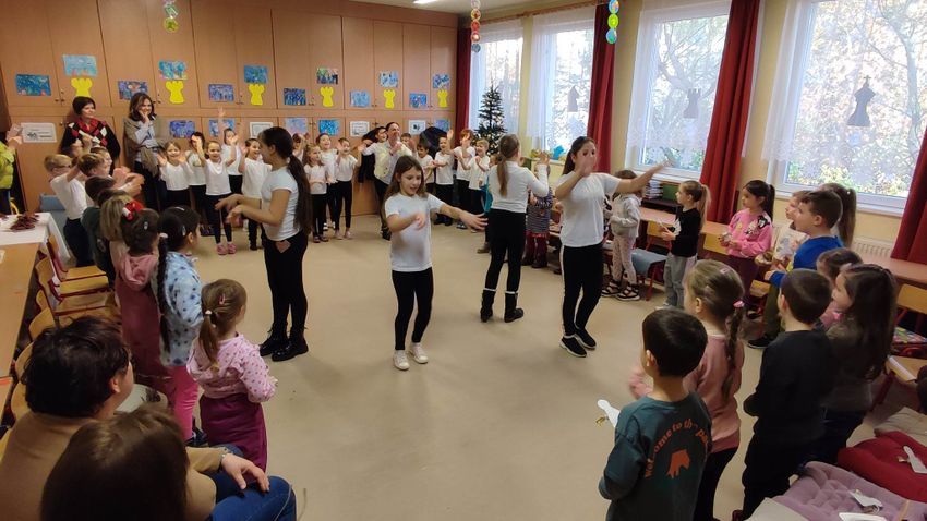 HEOL – Adventi teadélutánon ropták a táncot a gyöngyösi óvodások és iskolások