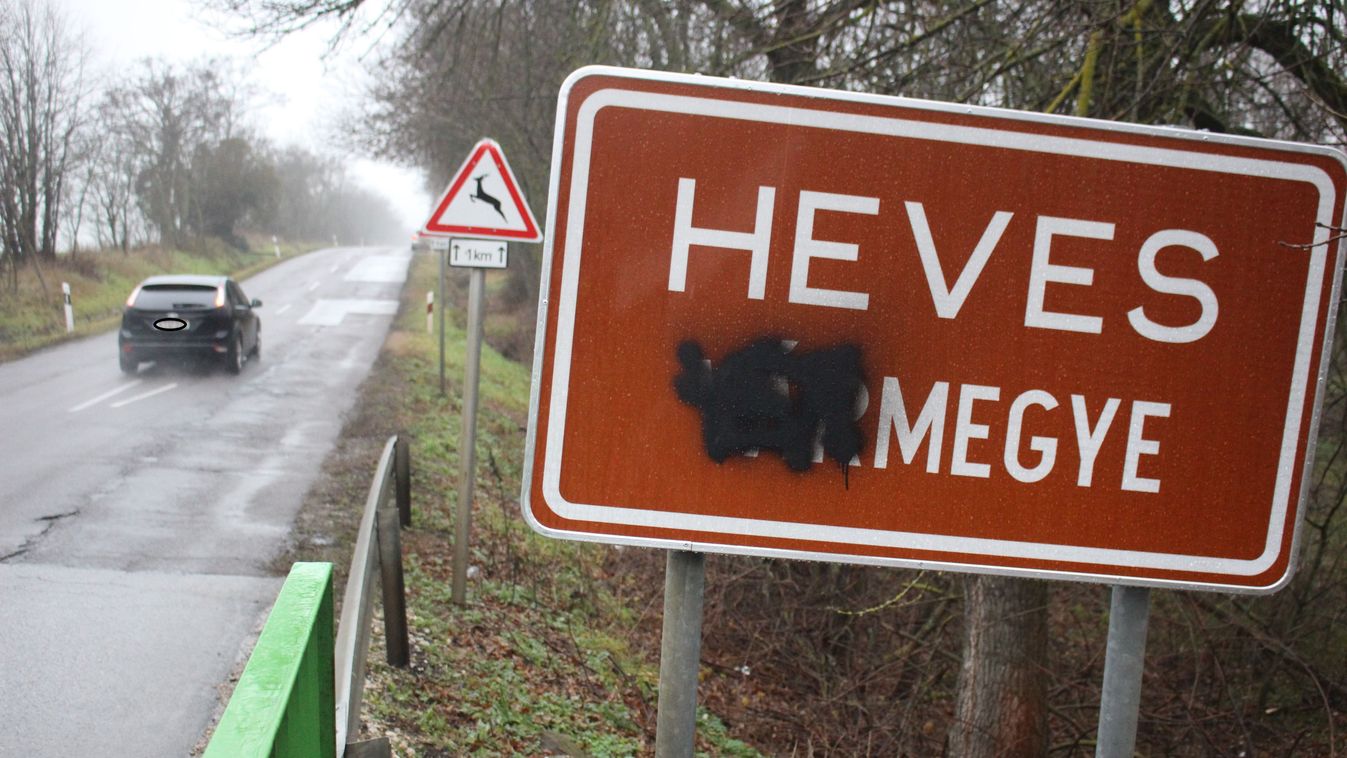 Fekete festékkel rongálták meg a vármegyetáblákat