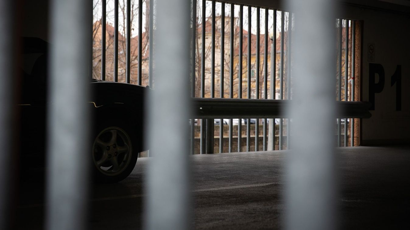 Nyolc autó ragadt benn a bezárt egri parkolóházban, bérlő volt a kórház is