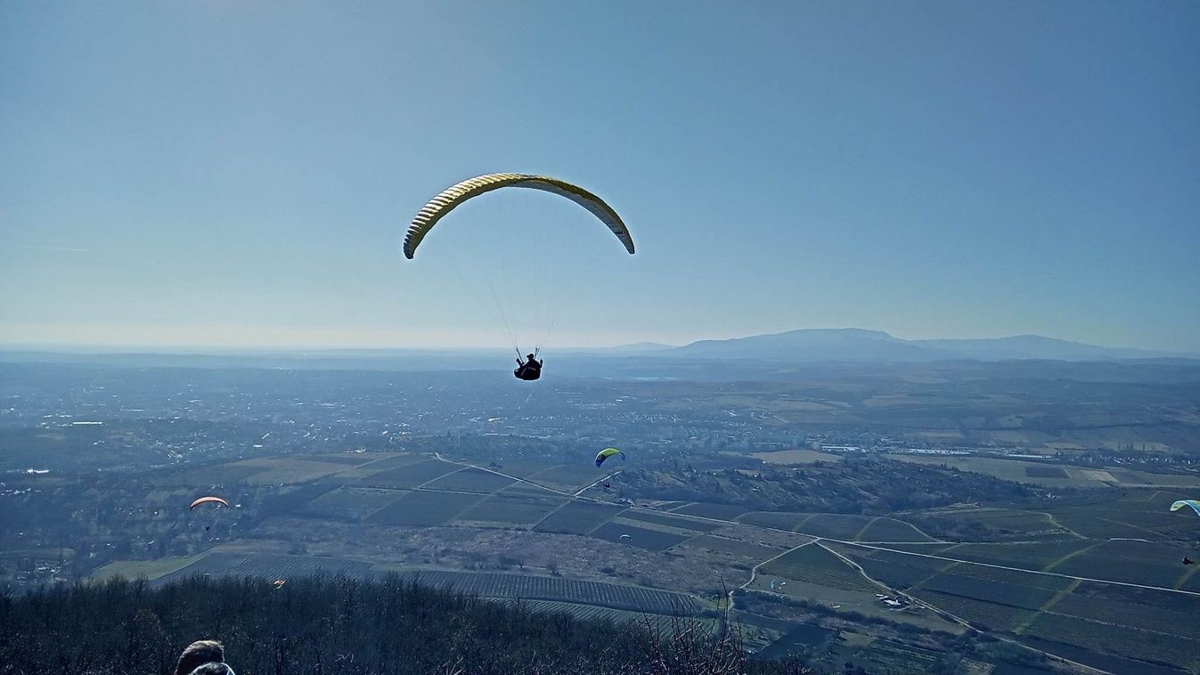 Ellepték az Egedet a siklóernyősök a márciusi tavaszban + fotók, videó