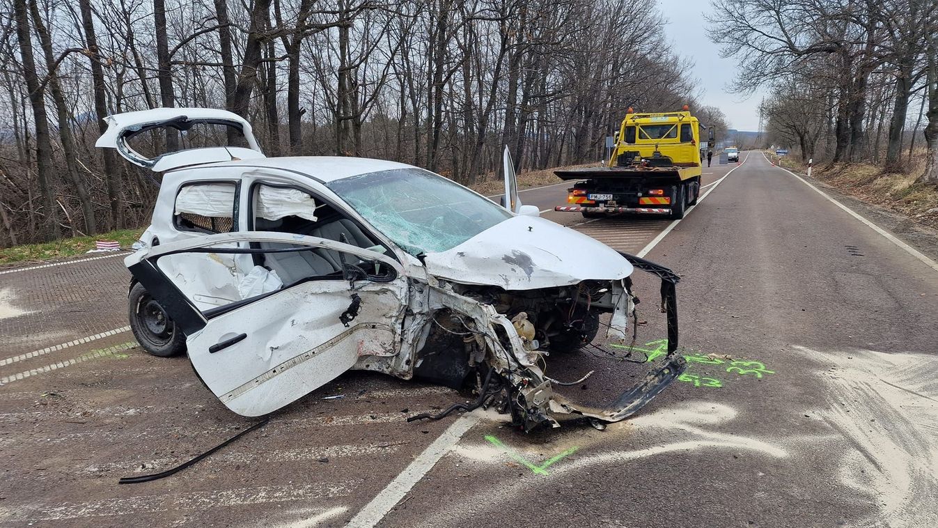 Árokba borult egy autó, kis idő múlva két másik összeütközött a 25-ös főúton, mentőhelikopter is a helyszínen