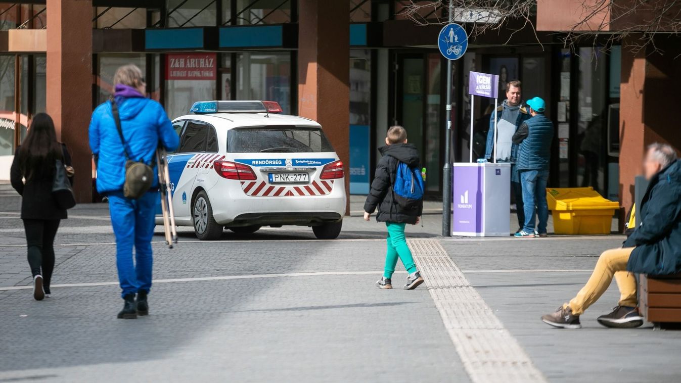 Agresszív férfi támadt a Momentumos aláírásgyűjtőkre a Dobó téren