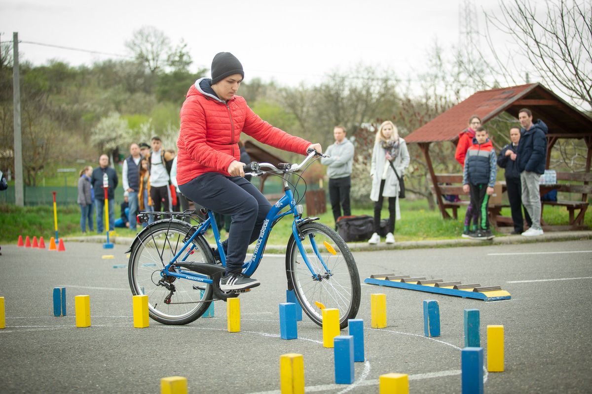 2023.04.14 - Kerékpáros Iskola Kupa néven rendezett kerékpáros ügyességi versenyt a Heves Vármegyei Baleset-megelőzési Bizottság - Eger - Huszár Márk - HM - Heves Megyei Hírlap