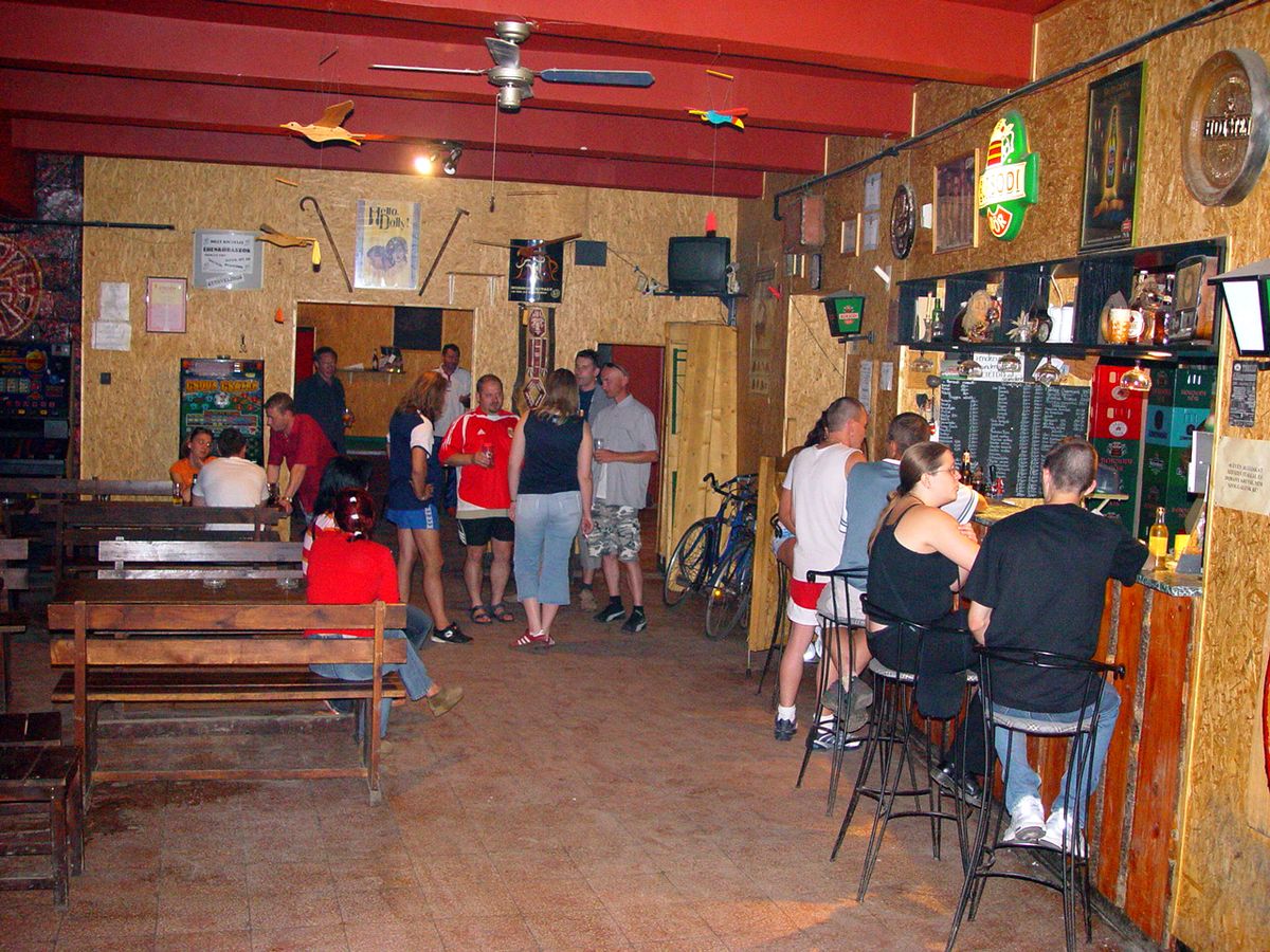 A hatvani szabadtéri színpad bejáratánál lévő szórakozóhely évtizedeken át, 2006-os megszűnéséig a helyi fiatalok bázisa volt. Az utolsó időszakban rockkocsmaként működött