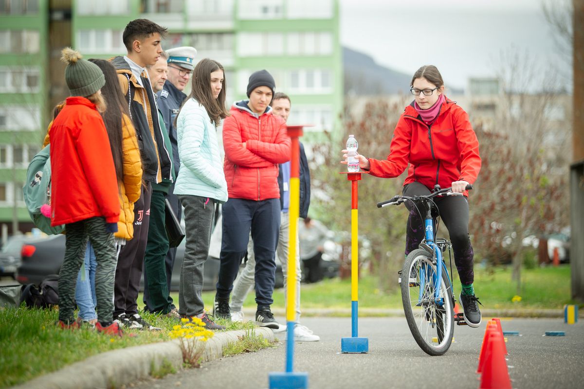 2023.04.14 - Kerékpáros Iskola Kupa néven rendezett kerékpáros ügyességi versenyt a Heves Vármegyei Baleset-megelőzési Bizottság - Eger - Huszár Márk - HM - Heves Megyei Hírlap