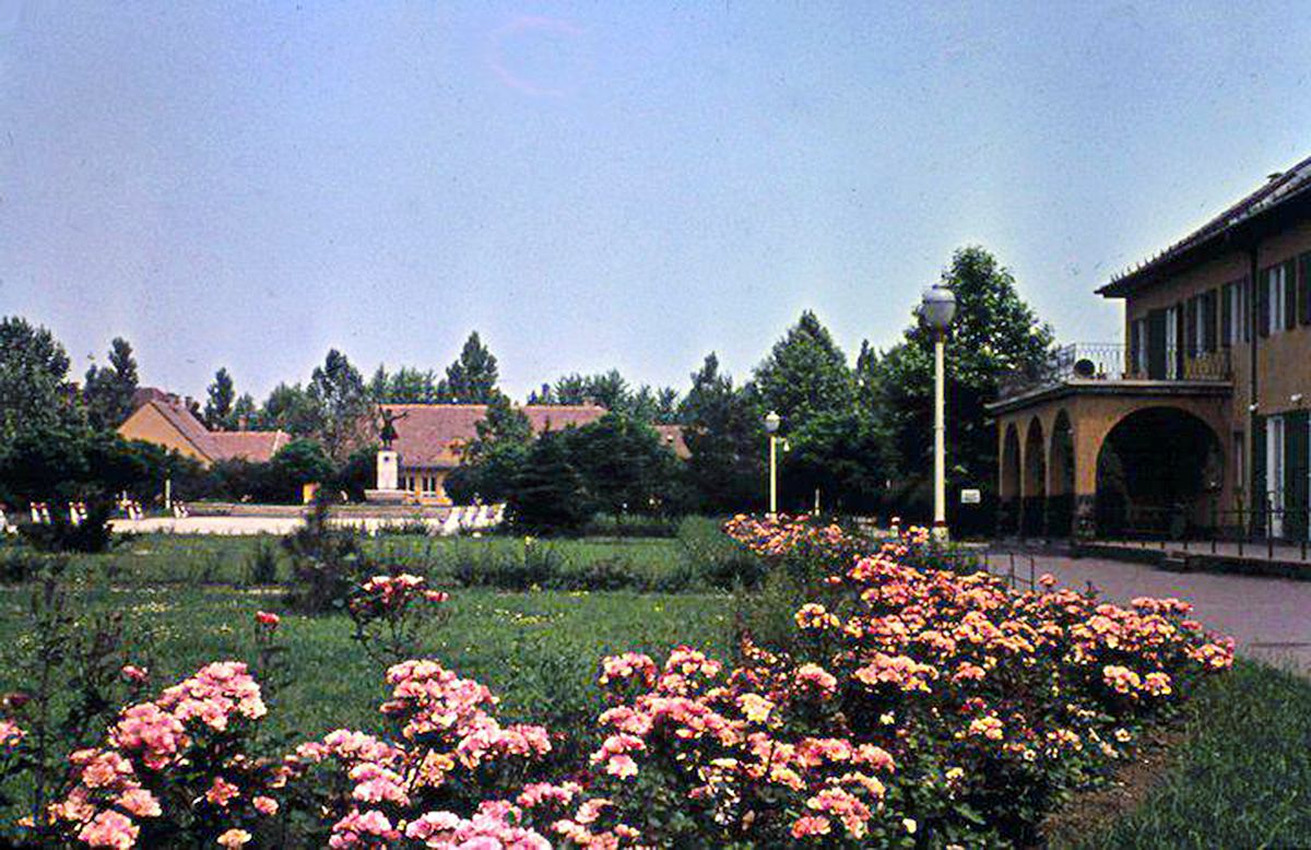 A Mátravidéki erőmű lakótelepének főtere az 1960-as, 70-es években. A környék ékszerdoboza volt