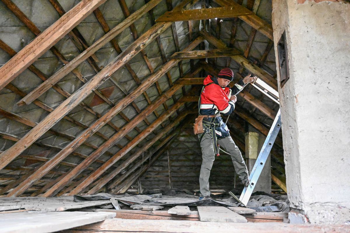 A sérült épületekhez hívott tetőkommandó szakemberei állapotfelmérést végeznek, beszerzik a javításhoz szükséges anyagokat, és a beavatkozásról dokumentációt készítenek.