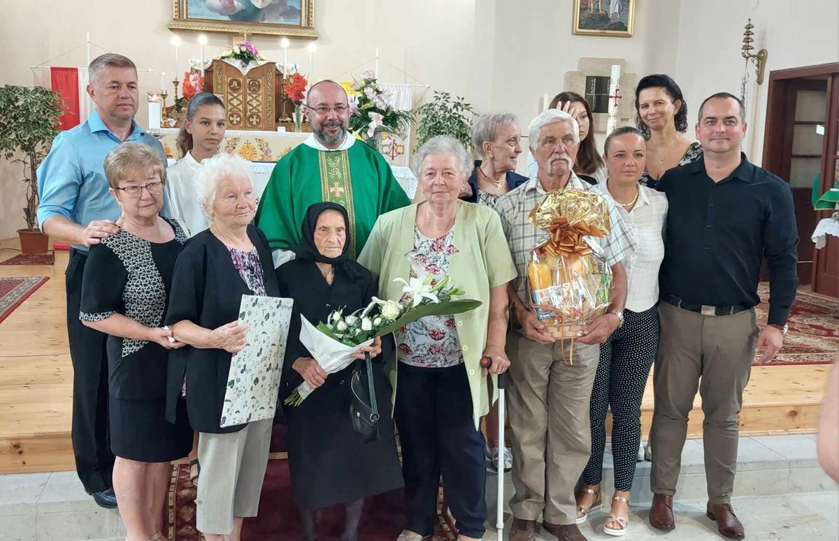 A százéves Annus nént ünnepli a a családja és a kerecsendiek