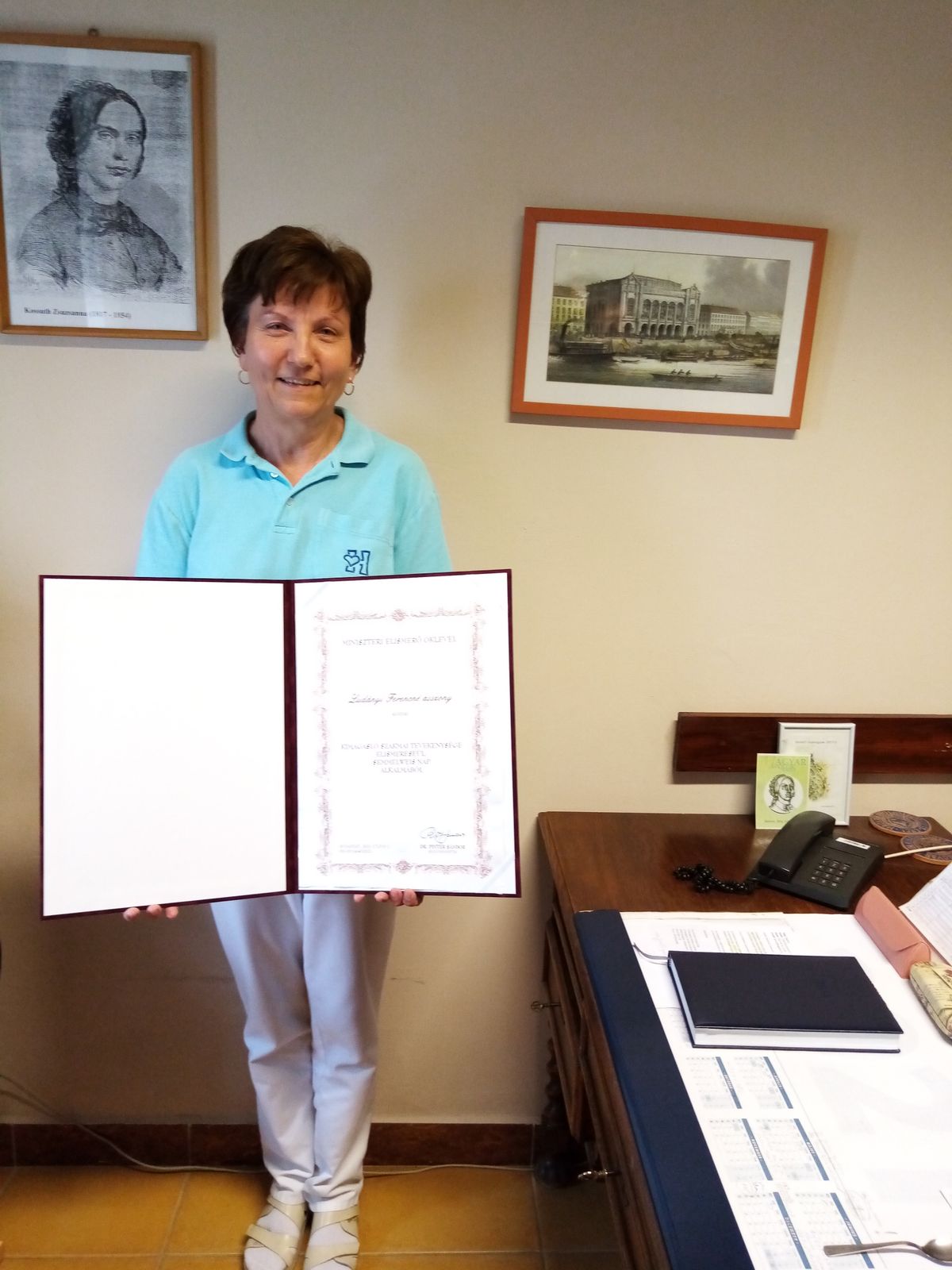 Ludányi Ferencné, a Bugát Pál Kórház, Urológiai Szakrendelés asszisztense az elismeréssel