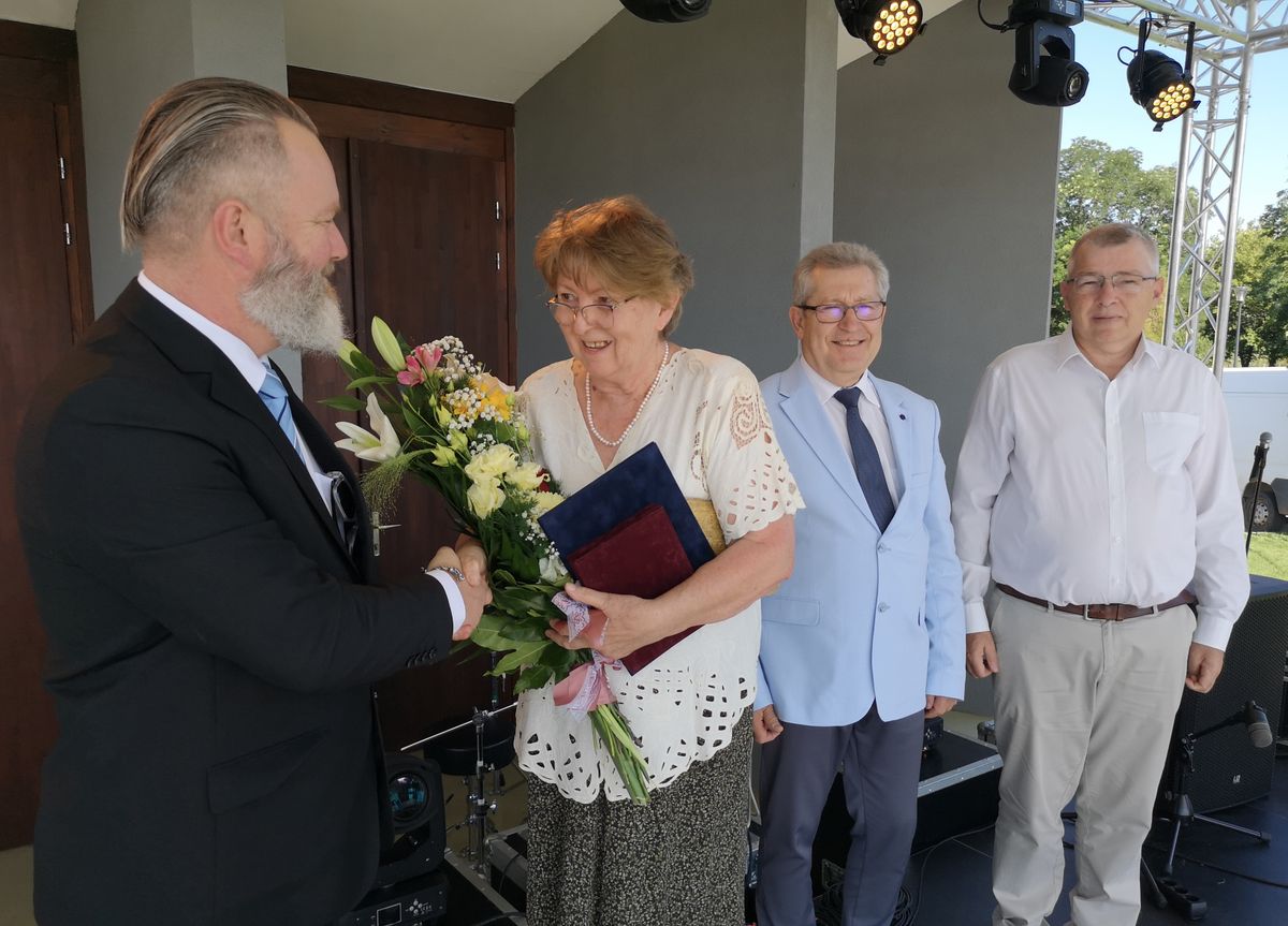 Dr. Kovács Máriának Pálinkás Péter alpolgármester gratulál, mellettük Víg Zoltán polgármester és Szabó Zsolt országgyűlési képviselő