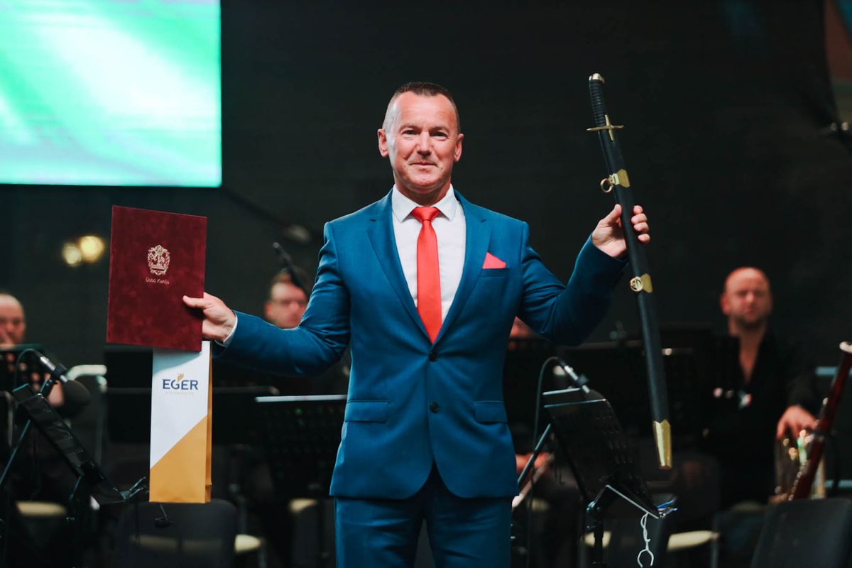 „Dobó Kardja” kitüntetést adományozott Kovács Géza, az Egri Városi Sportiskola igazgatója részére