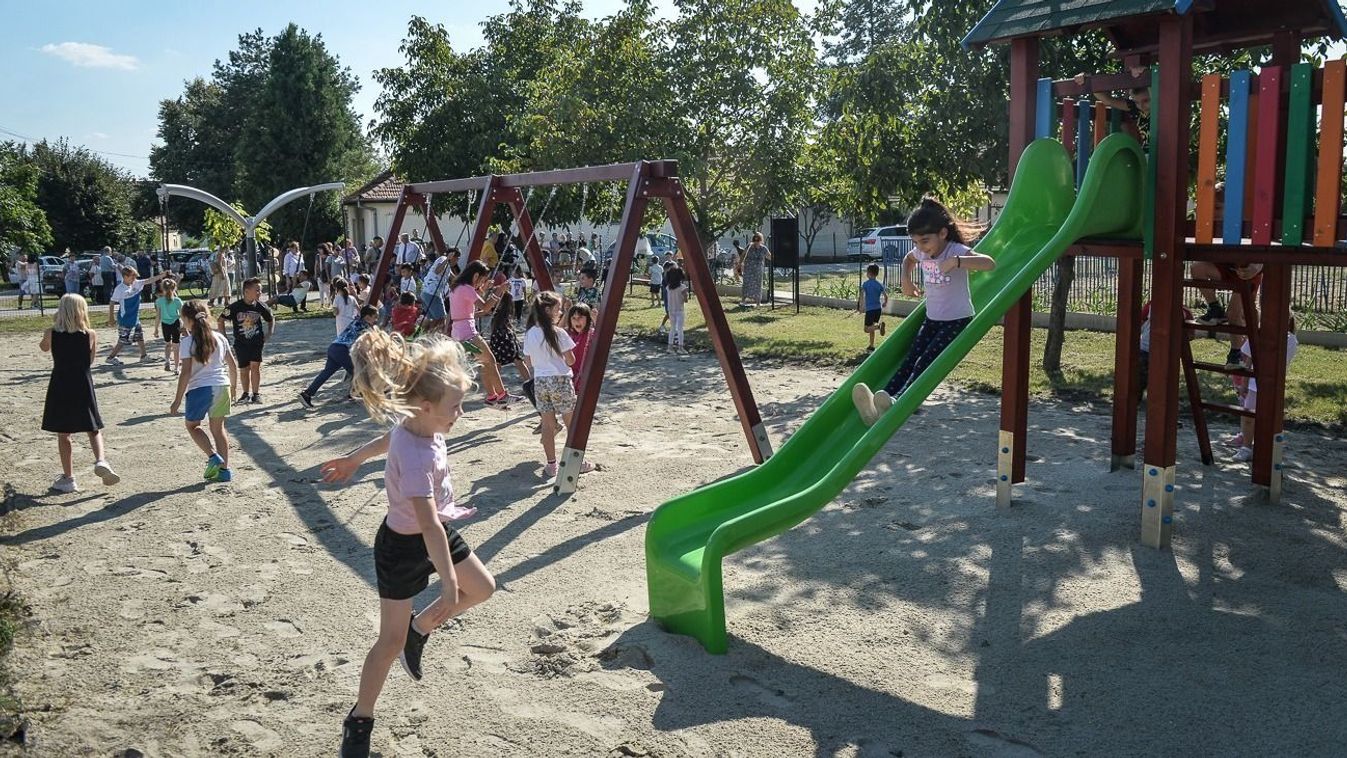 A karácsondi gyerekek játszóteret kaptak a község 700. születésnapjára + fotók