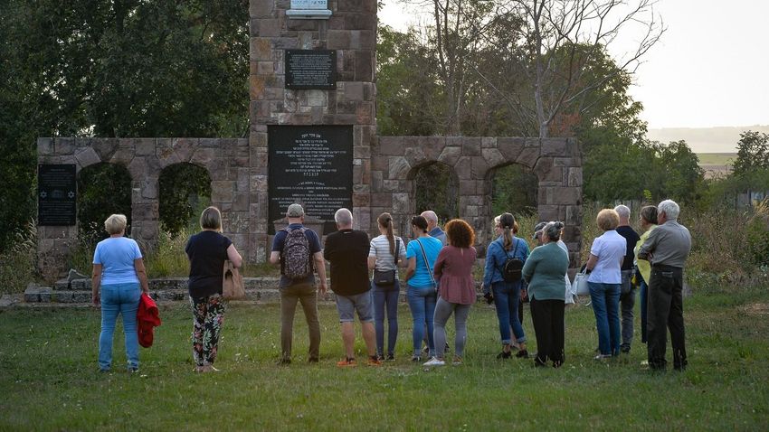 HEOL – Helytörténeti sétát tartottak a gyöngyösi zsidó temetőben