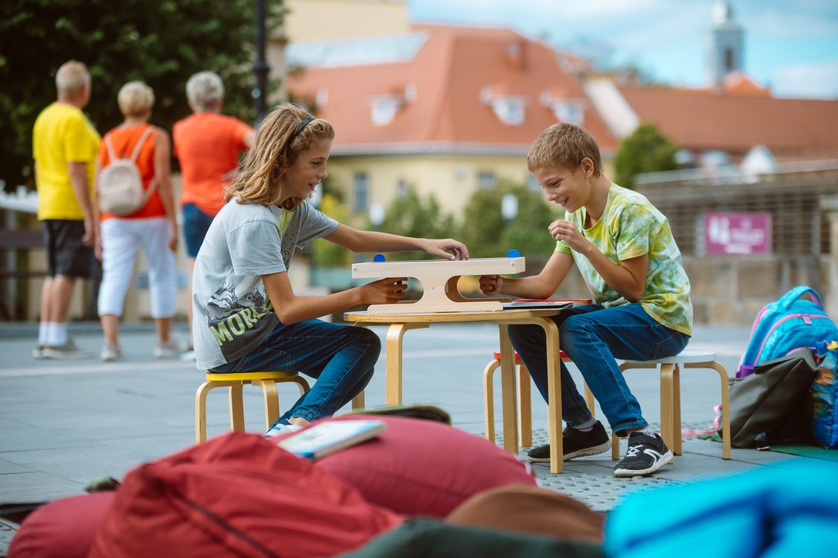 A gyermekek körül vették az asztalokat és annyi játékot próbáltak ki, amennyit csak tudtak