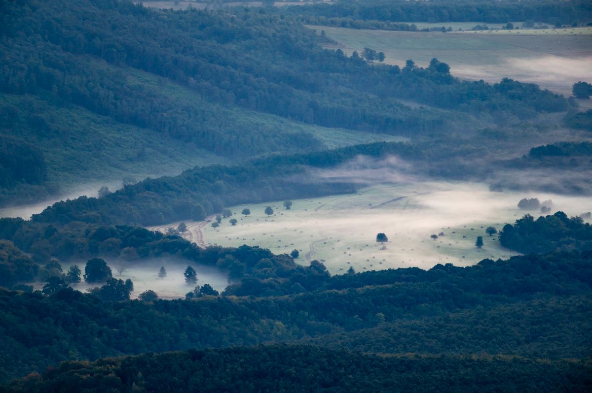 Ködös táj a Mátrában Galyatetõrõl fotózva 2023. szeptember 9-én