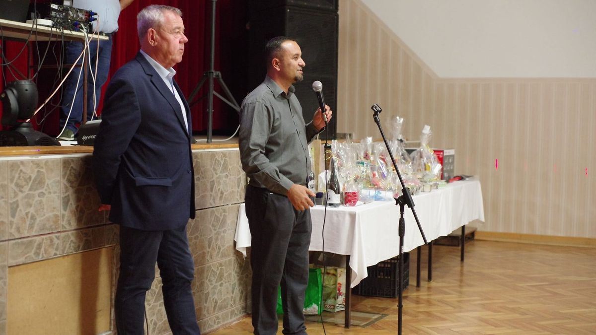 Megnyitó beszédet mondott Balogh Lajos, az egyesület alapítója, mellette pedig Farkas Sándor, Verpelét polgármestere. 