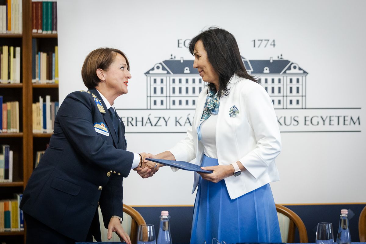 Lipusz Brigitta rendőr ezredes, az Országos Idegenrendészeti Főigazgatóság Észak-magyarországi Regionális Igazgatóság vezetője és Dr. Pajtókné Dr. Tari Ilona, az Eszterházy Károly Katolikus Egyetem Rektora
