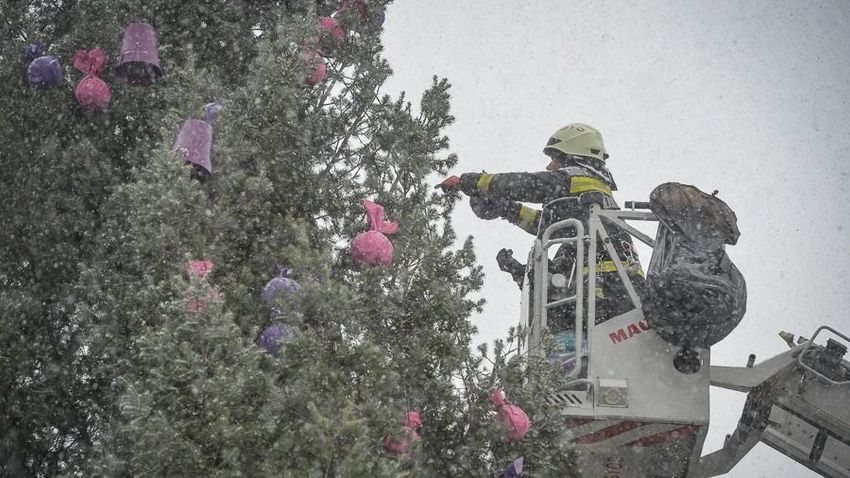 HEOL – Hullott a pelyhes fehér hó a gyöngyösi karácsonyfa díszítőire + fotók