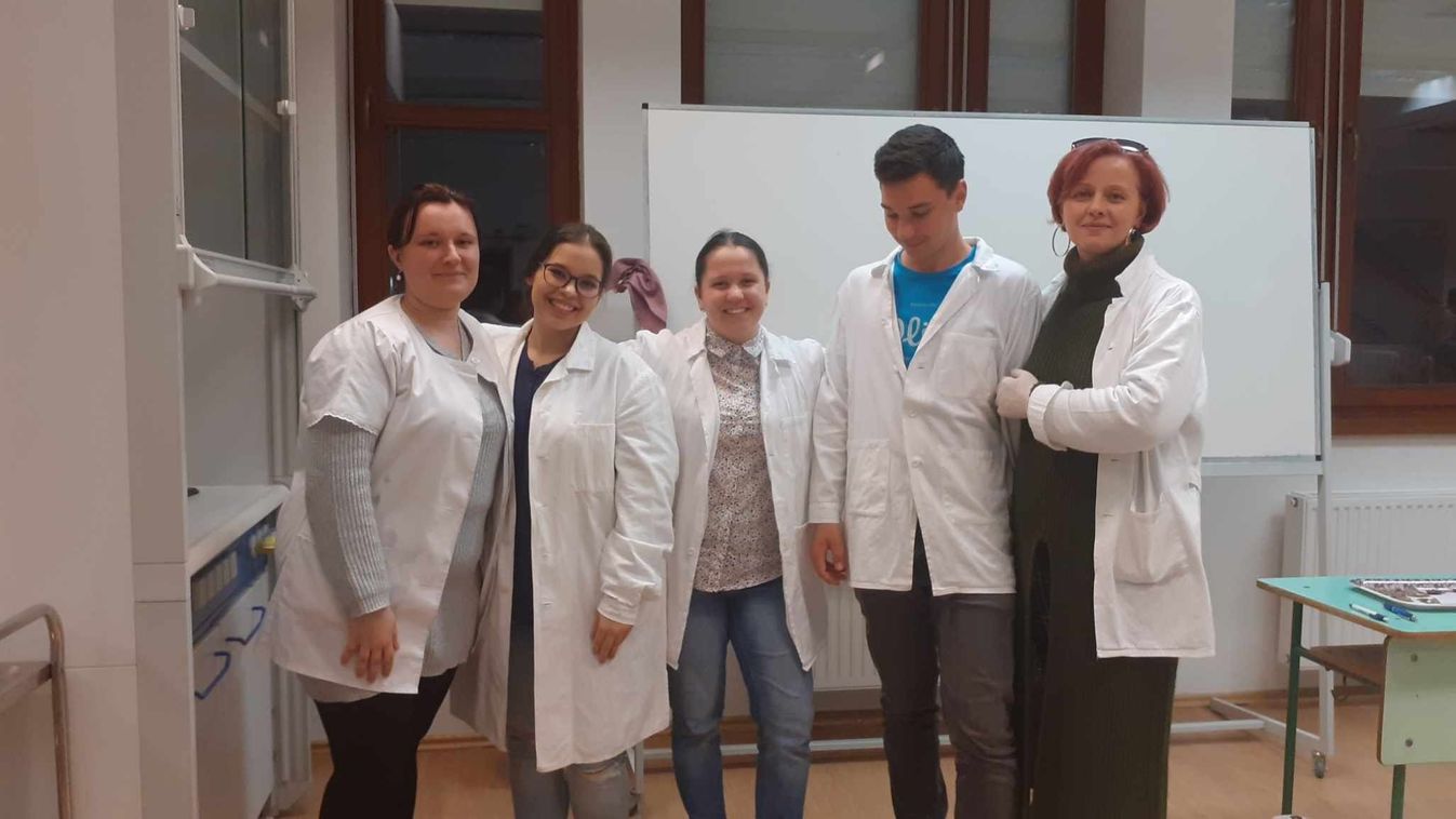 Hím vagy nőstény: a giliszta nemét vizsgálták a gyöngyösi Berze gimnáziumban