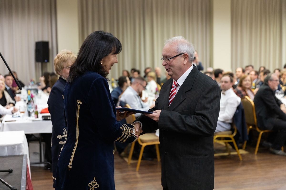 A BMK Papp István-díját vehette át Dr. Makai János, a Ókori, Középkori és Kora Újkori Történeti Tanszék tanszékvezető főiskolai tanára