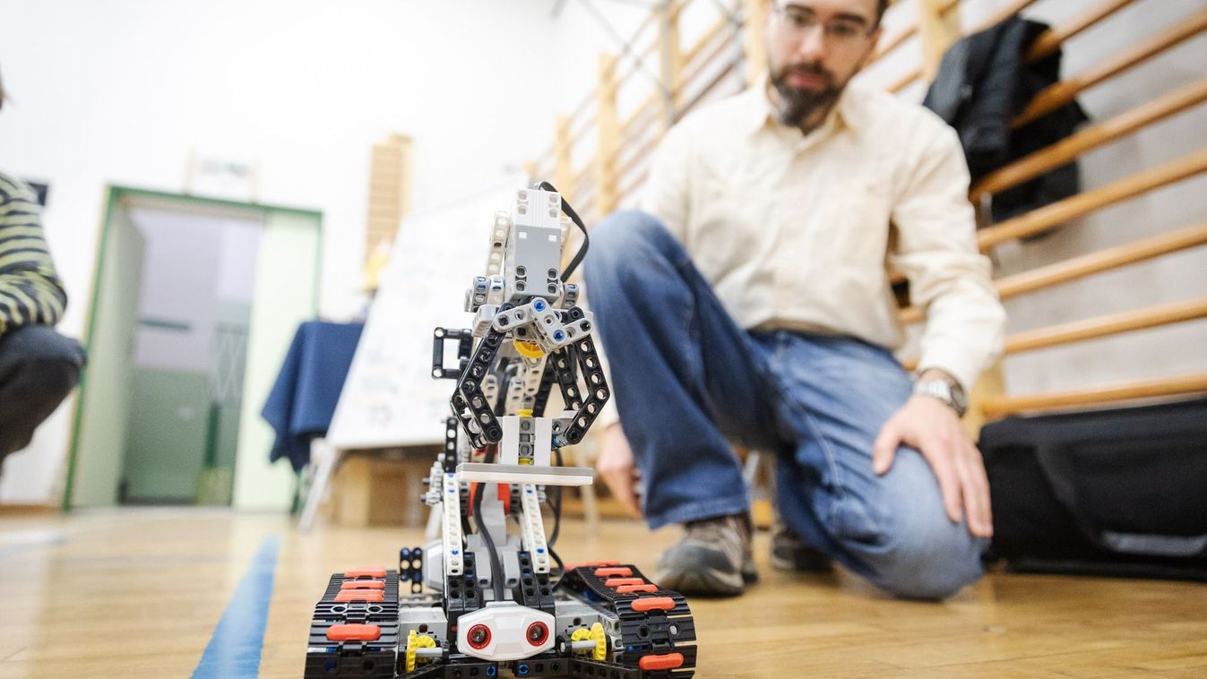 Robotok szállták meg az egri Lenkeyt + videó, fotók