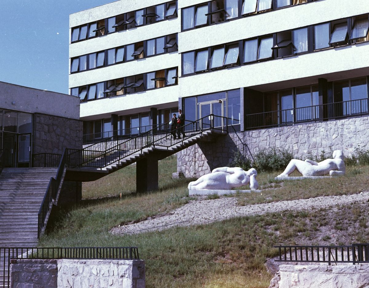 Leányka út 6. Tanárképző Főiskola parkja. Megyeri Barna szobrai: Fekvő nő I-II. (1978)