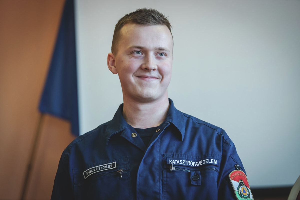 Heves Máté Norbert mindössze 20 évesen szerelt fel az Egri Hivatásos Tűzoltó-parancsnoksághoz.