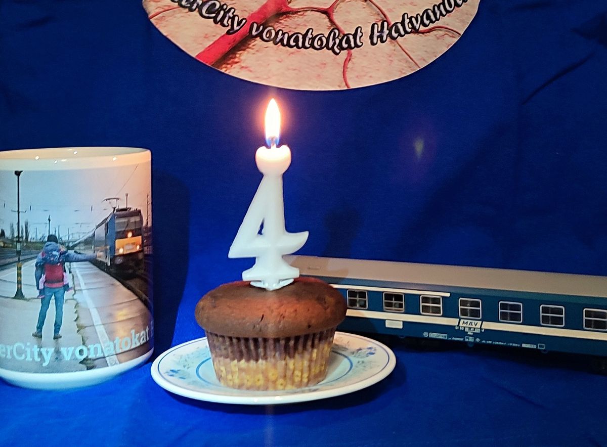 Az internetes közösség "tortával is megünnepelte születésnapját