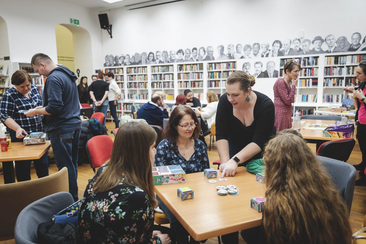 Egyedülálló társas nap néven szervezett nyílt játék délutánt a Bródy Sándor Könyvtár 