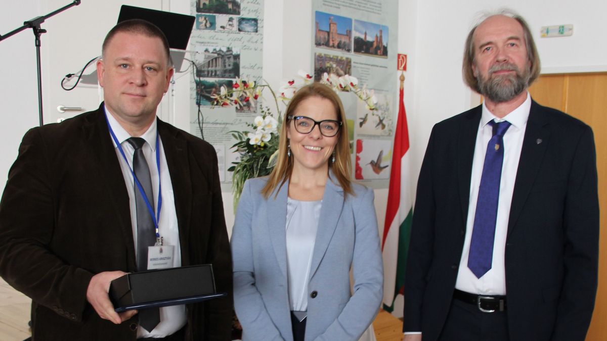 Országos első helyezett díjat Berkes Krisztián vette át dr. Balatoni Katalintól és Horváth Pétertől