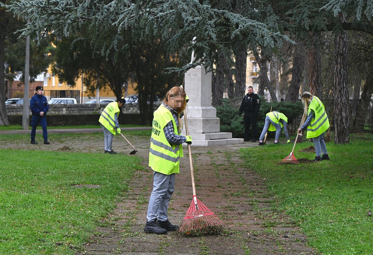 Fogvatartottak takarítanak a Petőfi téren