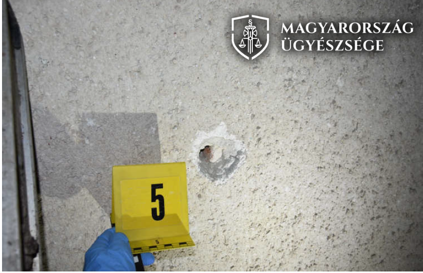A lyukat a falban a megtámadott szomszéd okozta a fegyverrel Kisnánán