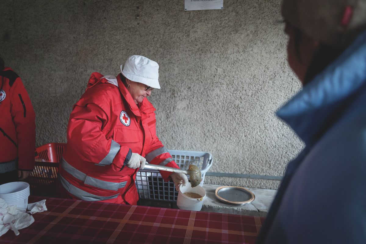 Lezárult a téli ételosztás: összesen 1400 adag melegételt osztott a Vöröskereszt