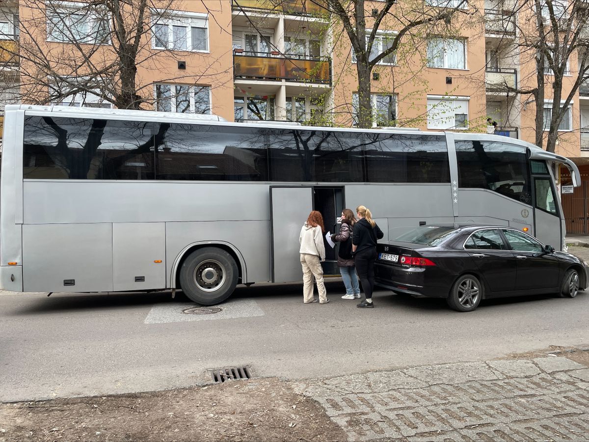 Autó és busz ütközött az egri Rózsa Károly úton