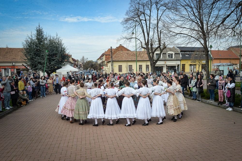 A Vidróczki hölgyeinek virágvasárnapi tánca elvarázsolta a közönséget