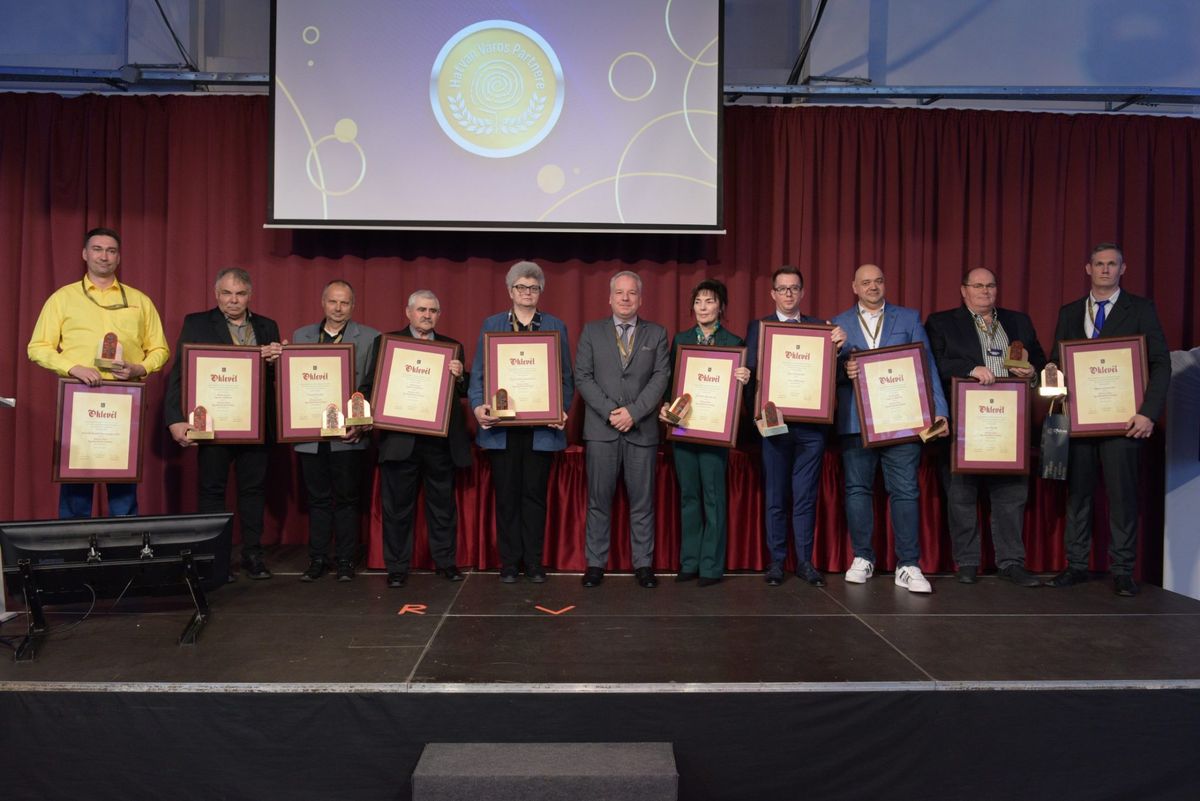Az eseményen átadták a Hatvan Város Együttműködő Partnere-díjakat.
Az év vállalkozása díjat a Nano-Electrik Kft. kapta