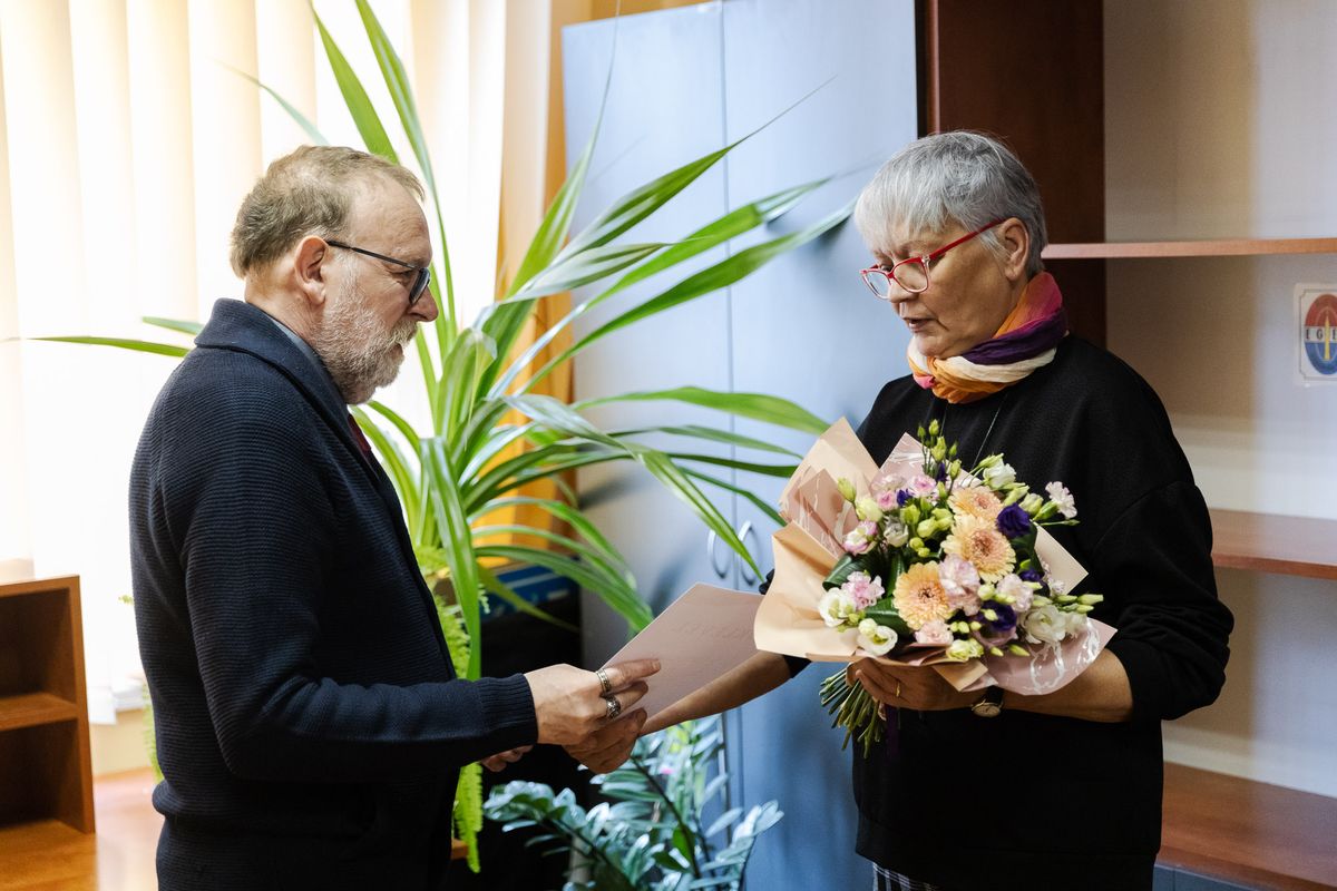 Barta Katalin Kühne Gábor főszerkesztőtől vette át a sajtónapi elismerést