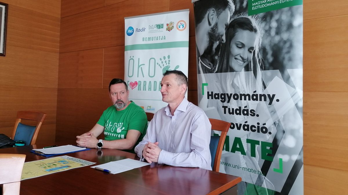 Nagy Róbert (balról) és dr. Bujdosó Zoltán ismerteti az idei ÖKO Forradalom részleteit