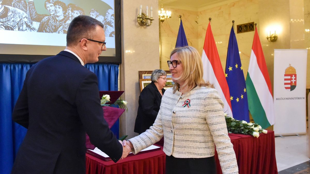 Halmosné Vincze Szilvia miniszteri elismerő oklevelet vesz át 