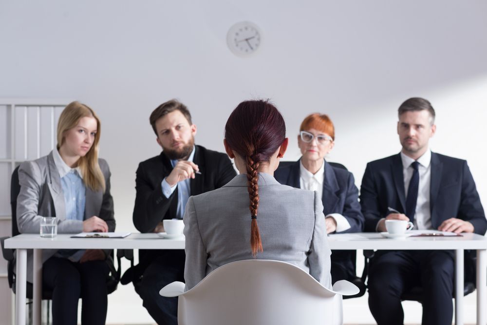Woman,During,Job,Interview,And,Four,Elegant,Members,Of,Management
Csökkent a munkanélküliség márciusban